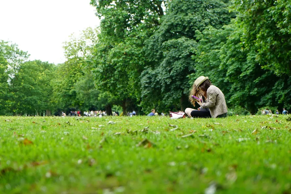 runtergeladen hier: https://www.pexels.com/de-de/foto/leute-die-auf-grunem-grasfeld-sitzen-1528361/